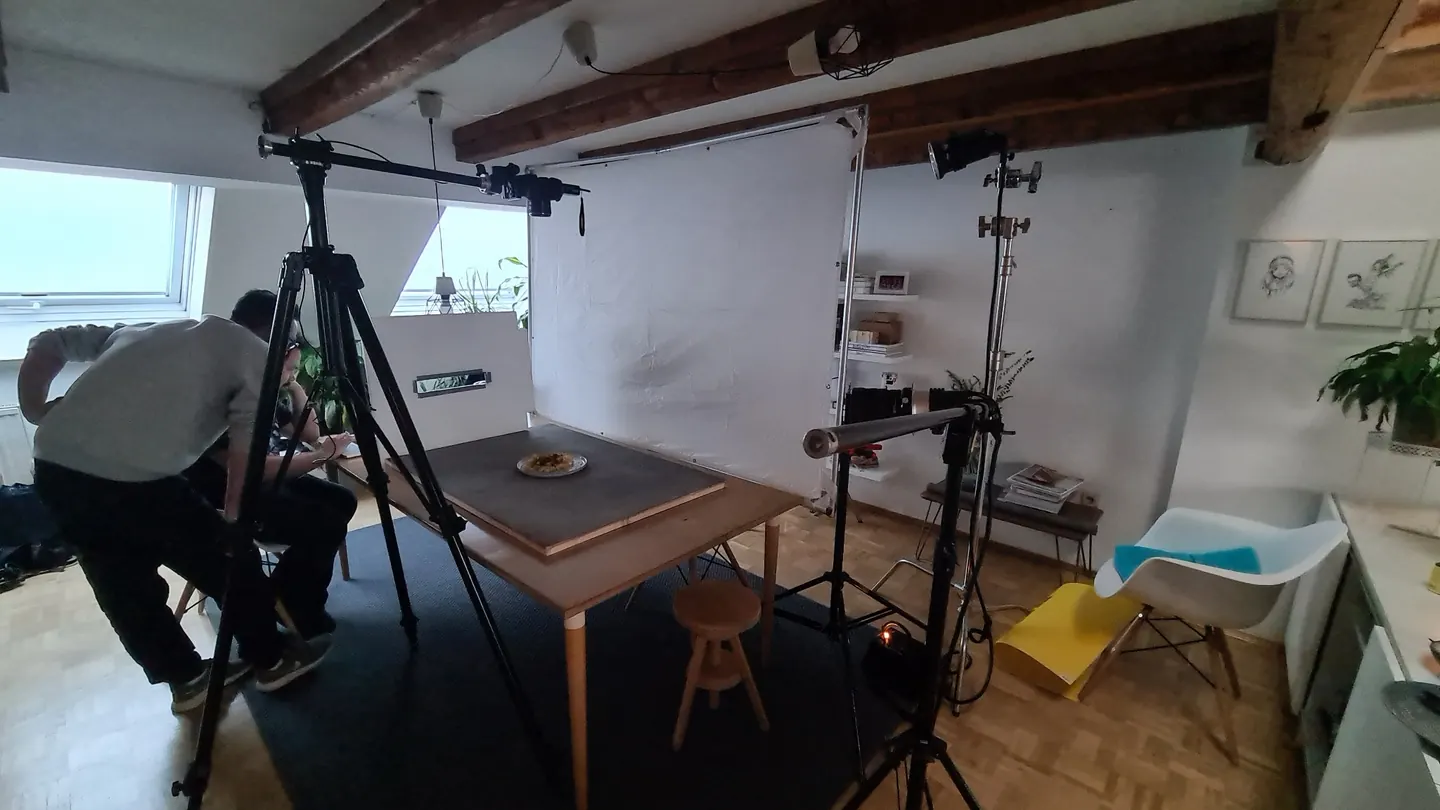 Das Team am Food-Set zwischen Kamerastativ, Diffusor und Licht