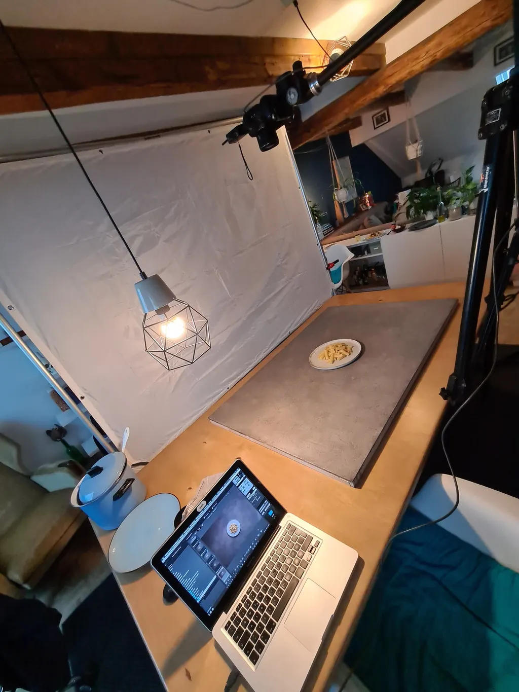 Kamera über dem Pastateller, Lichtaufbau und Laptop zur Bildkontrolle beim Food-Shooting
