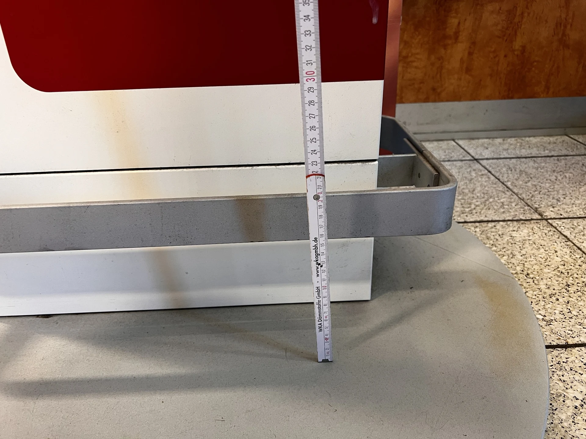 Fotoreferenz des REWE Service Points mit Ansichten und Maßen für den digitalen Nachbau — 2