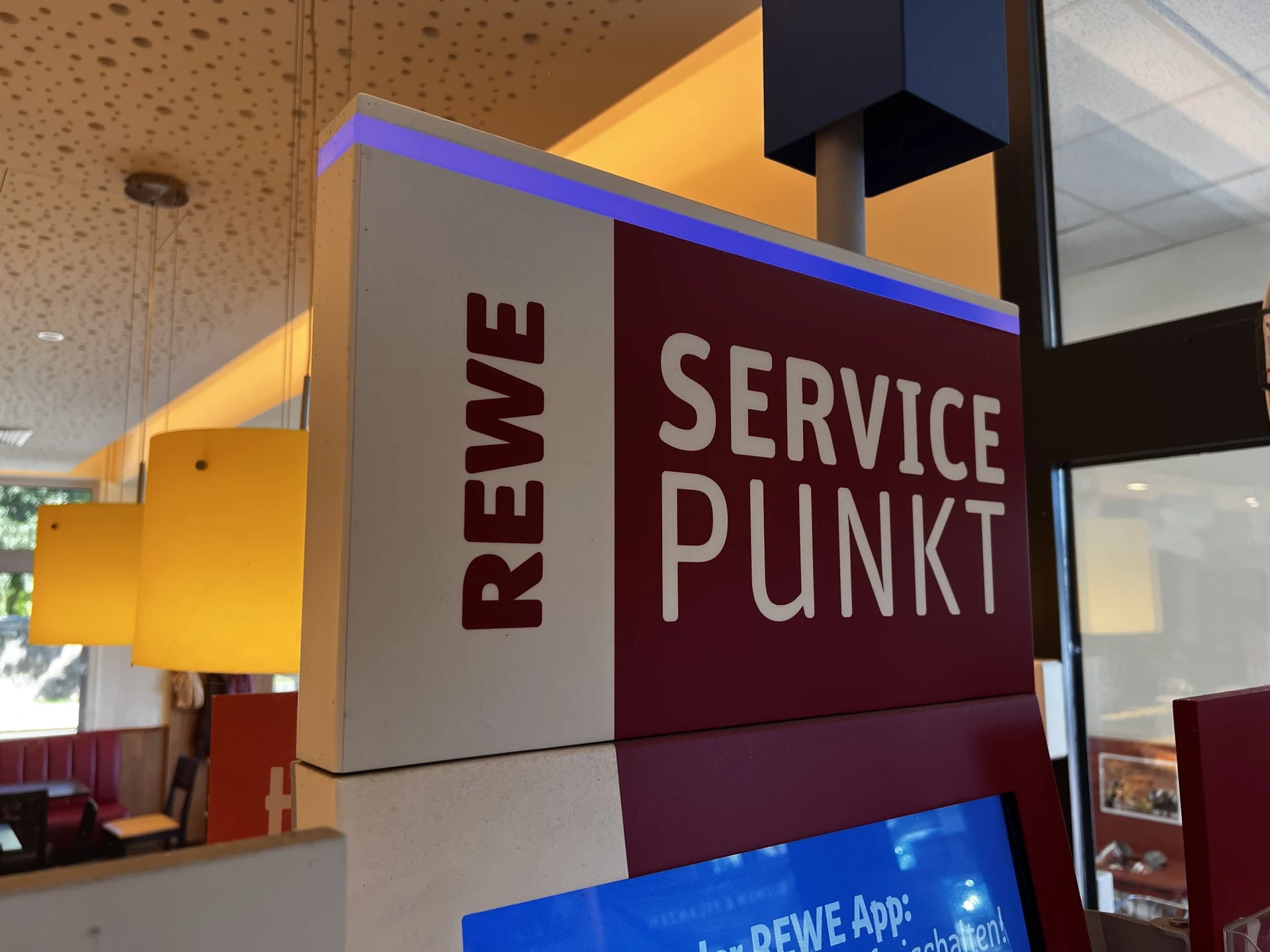 Fotoreferenz des REWE Service Points mit Ansichten und Maßen für den digitalen Nachbau — 1