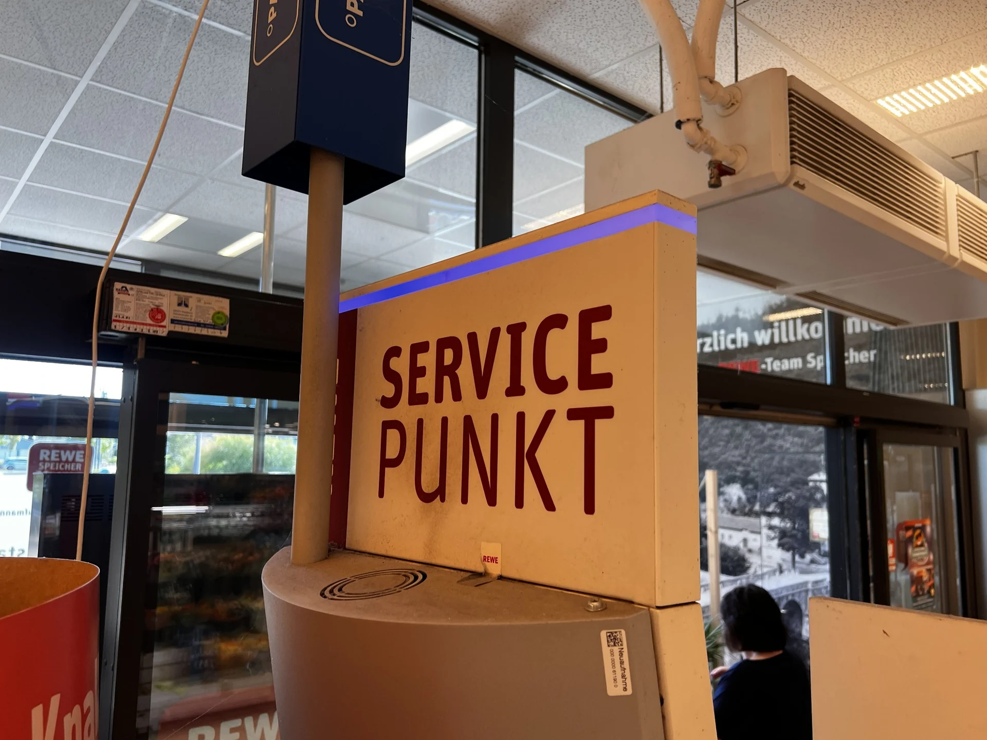 Fotoreferenz des REWE Service Points mit Ansichten und Maßen für den digitalen Nachbau — 3